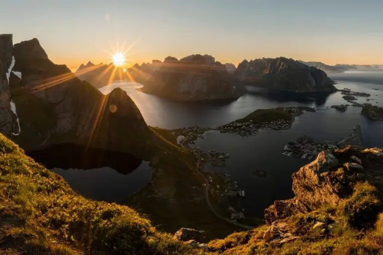 Lever du soleil sur les îles Lofoten, avec leurs montagnes et leurs villages