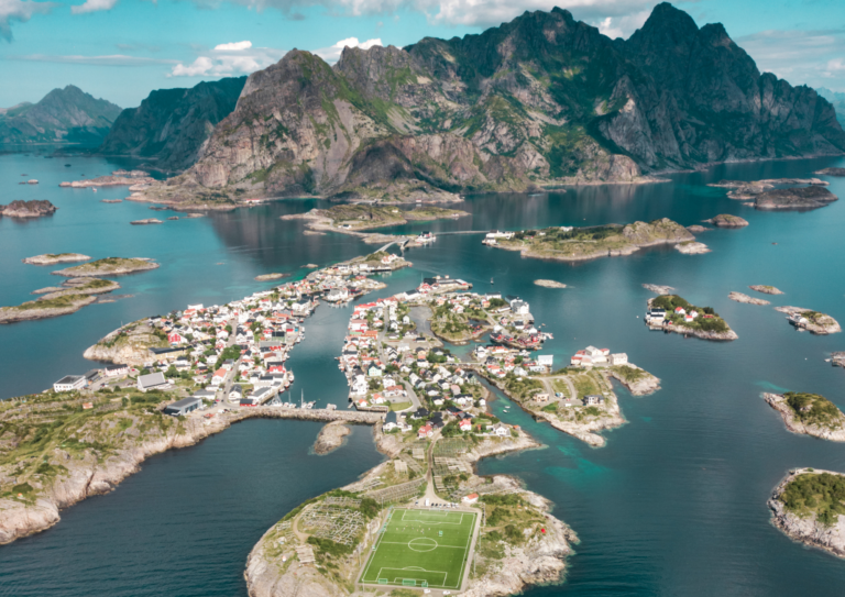 vue aérienne du village de Henningsvær et du terrain de football aux Lofoten, en Norvège