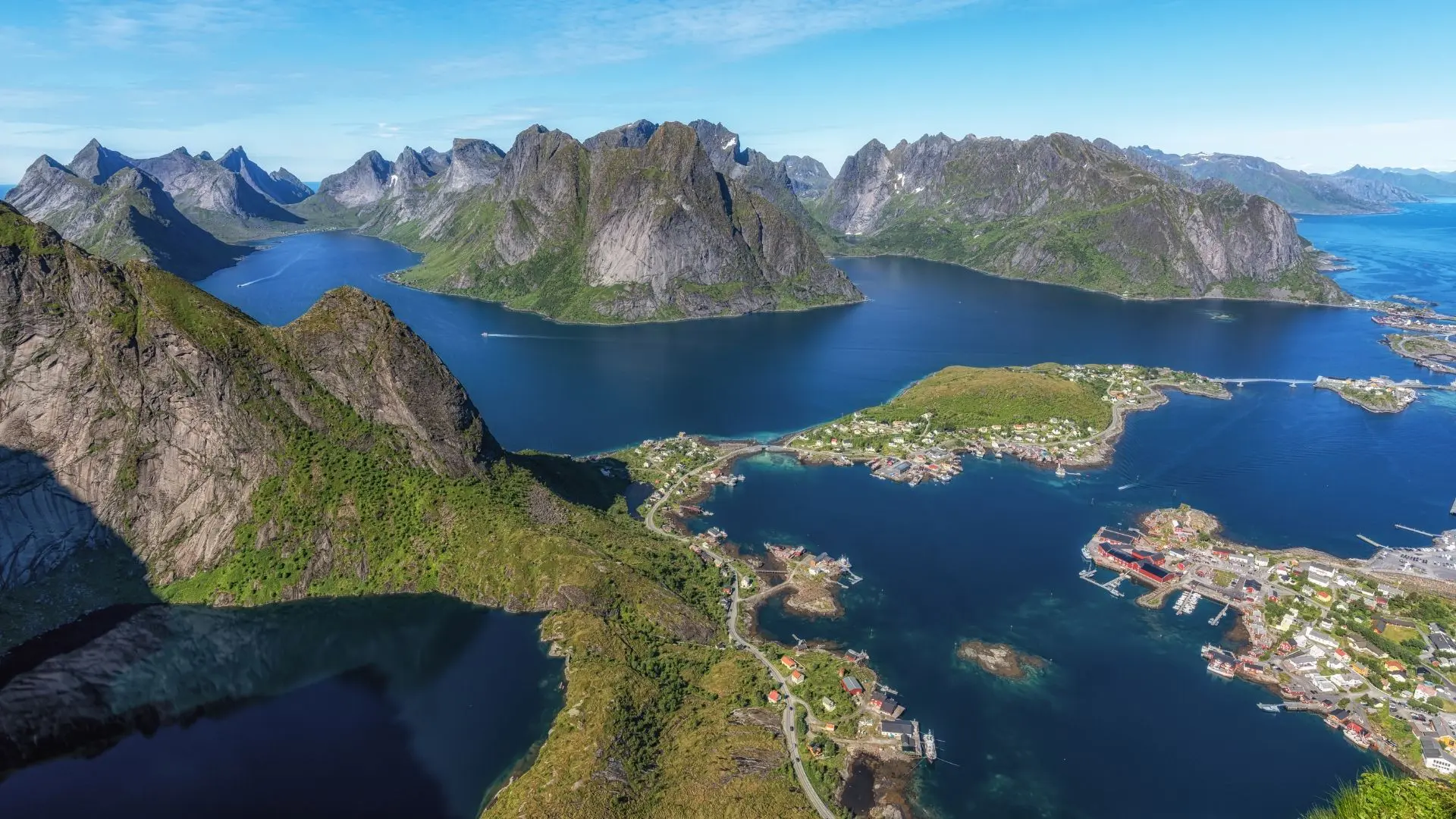 Hiking in Reinebringen, Lofoten